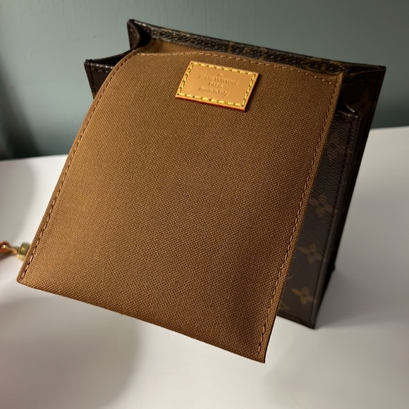 New Louis Vuitton Petit Sac Plat. Product ID: M69442. Material&Color: Monogram. - Picture 8 of 16
